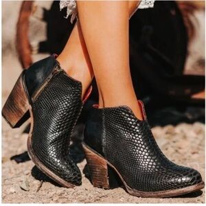 FREEBIRD Detroit Black Snake Heeled Booties Size 8 • Like New • MSRP $275